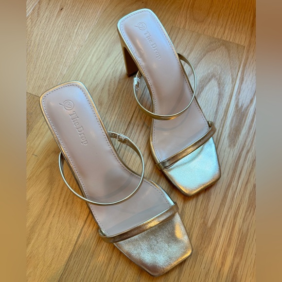 Gold heels size 8 - Picture 1 of 4